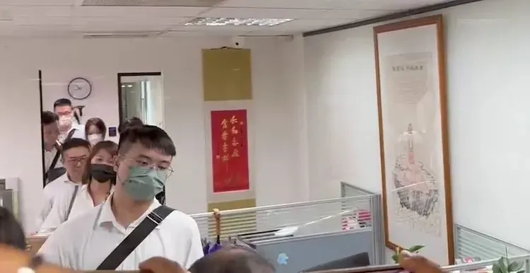 檢調今(30日)一早搜索台玻大樓，帶走1箱證物及2台電腦主機。讀者提供