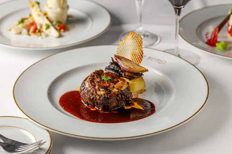 法式料理的擺盤都超有意境，連視覺都是一場美味饗宴。