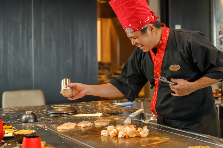 最喜歡坐在鐵板前，看著師傅的手上功夫變換出一道道精緻料理。