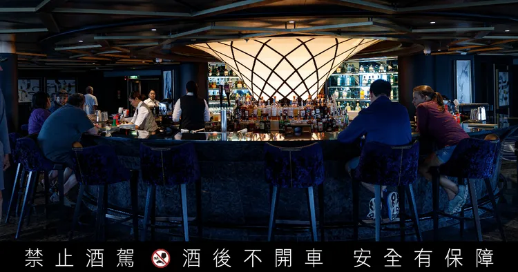 「Spinnaker Lounge 三角帆酒吧」在夜晚將搖身一變成為熱鬧舞池。