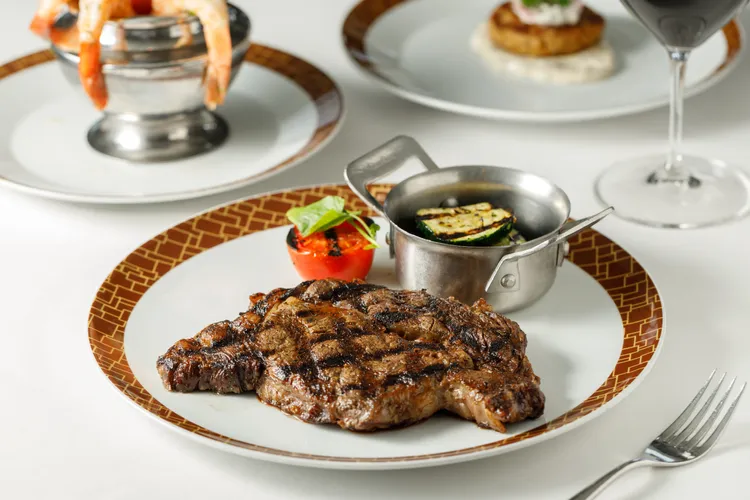 炭烤紐約客牛排光用看得就讓人垂涎三尺！