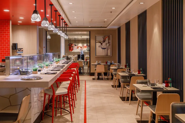 「Silk絲綢亞洲餐廳」的用餐氛圍精緻典雅，如同船上標語「沒有人像挪威郵輪這樣做餐點」，可見其對美食投入的心力與自信。