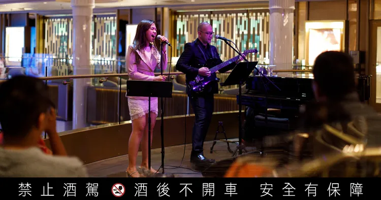 「Magnum's Champagne & Wine Bar 大堂香檳酒吧」可盡情享用調酒與香檳，還能近距離聆聽現場表演喔！