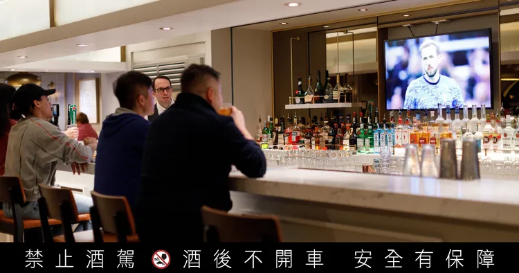 The Local現場會播放球賽，跟著親朋好友邊微醺邊觀賽，超熱血！