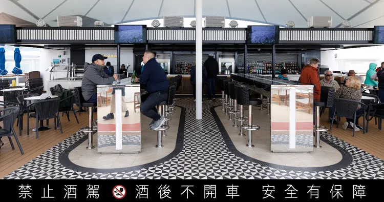 「Bier Garten 甲板啤酒花園」有各國精選啤酒，還能吃到巴伐利亞菜餚。