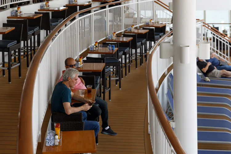 想邊吹著海風、邊悠閒地用餐嗎？就到「The Great Outdoors經典戶外餐廳」吧！穿著泳裝也能享受美食喔！