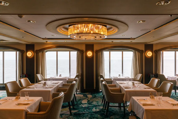 無敵海景伴你用餐！主餐廳的氣氛真的超浪漫！