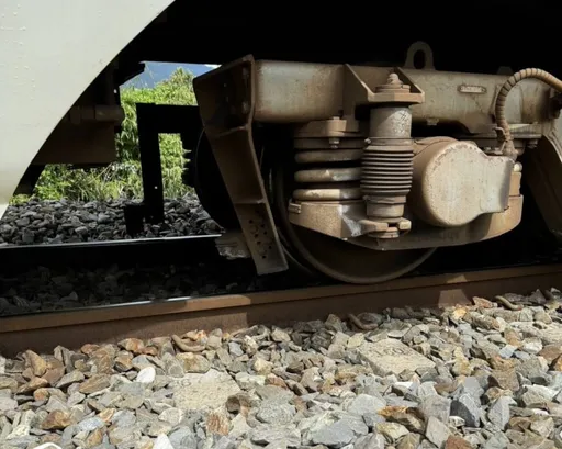 抓到元凶!台鐵太魯閣號車頭撞擊損毀 竟是少年鐵軌排石頭