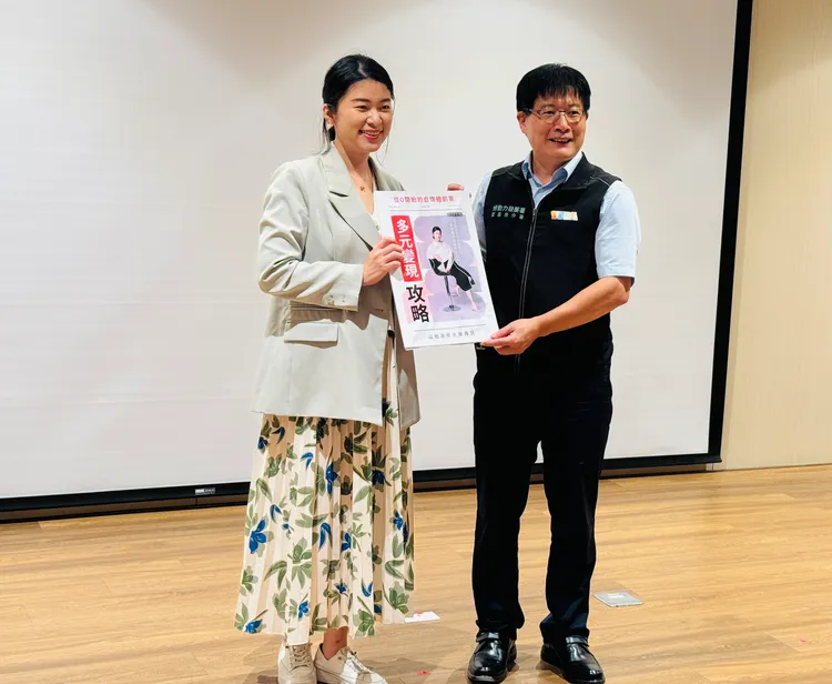 講座來賓艾琳(左)致贈新書給雲嘉南南分署長劉邦棟(左)。勞發署雲嘉南分署提供