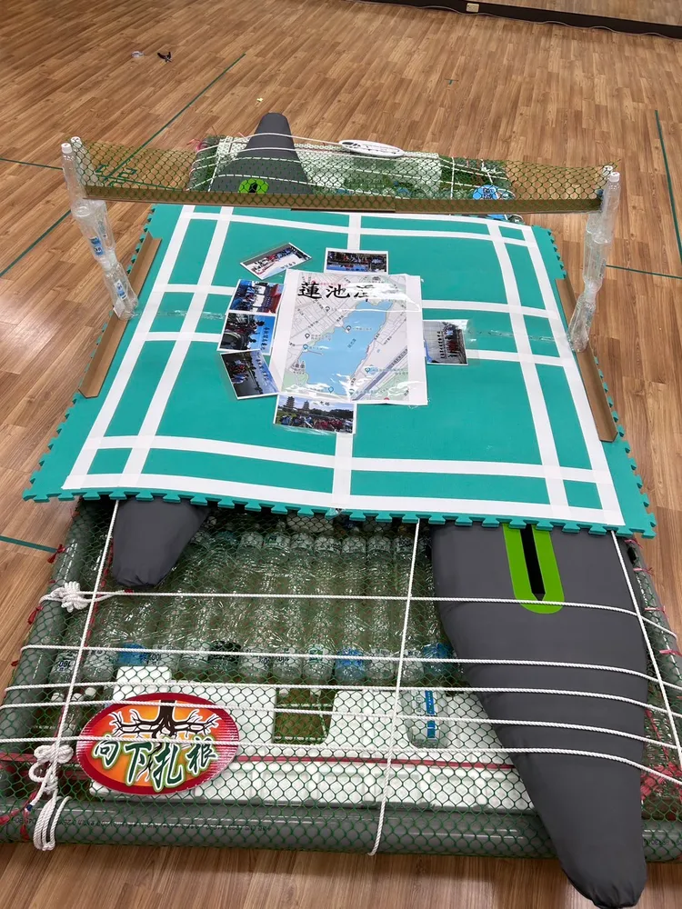 左營高中師生結合羽球打造水上球場，期待來場大港海上羽球。左營高中提供