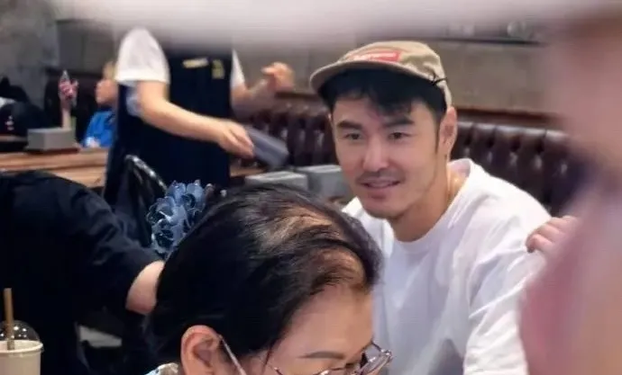 阮經天雖然沒有做造型，仍被誇狀態極佳。翻攝我是阿伯微博