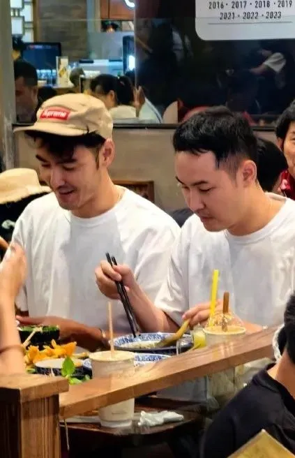 阮經天與弟弟一起享用泰國料理。翻攝我是阿伯微博