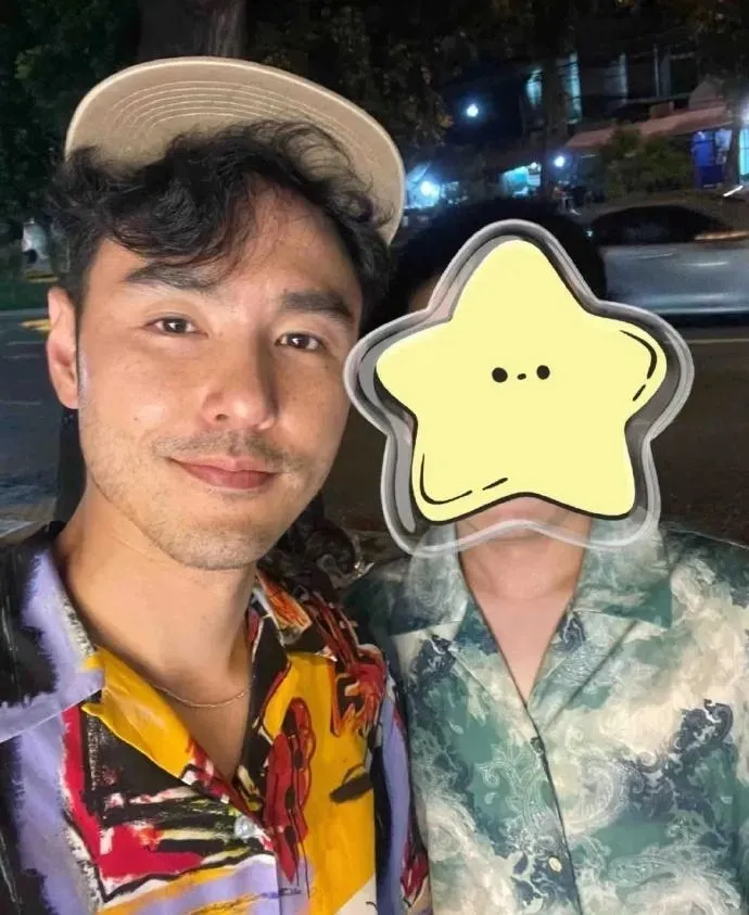 阮經天與網友合照。翻攝我是阿伯微博