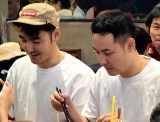 阮經天比小一輪弟弟更精瘦！陪家人出遊　沒做好全面復工準備