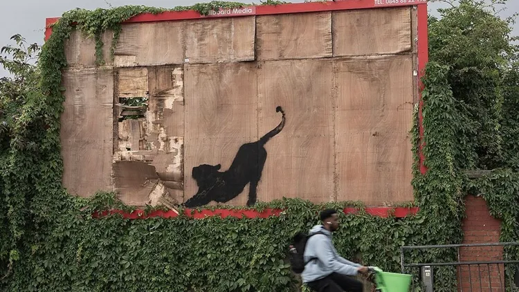 本週班克西繪出一隻伸懶腰貓咪的破舊廣告刊版，但遭承包商以安全疑慮為由拆除。翻攝自IG@banksy