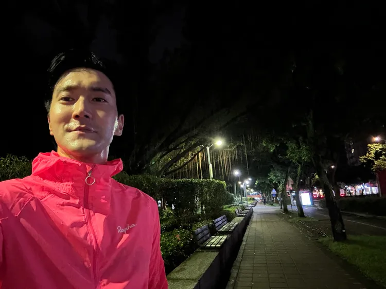 始源抵台後，還抽出時間去大安森林公園夜跑。翻攝始源X（推特）