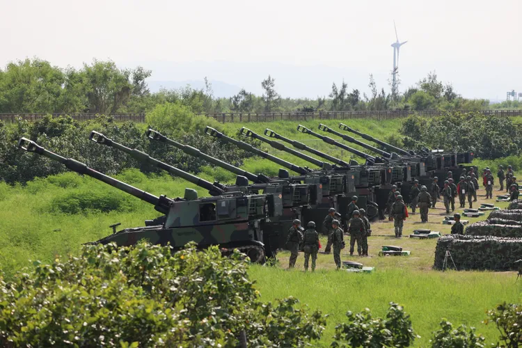 國軍第10軍團58砲指部，8月6日、7日於台中甲南海灘實施M109A2、M110重砲保養射擊。李俊毅攝