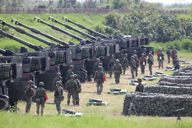 國軍第10軍團58砲指部，8月6日、7日於台中甲南海灘實施M109A2、M110重砲保養射擊。李俊毅攝