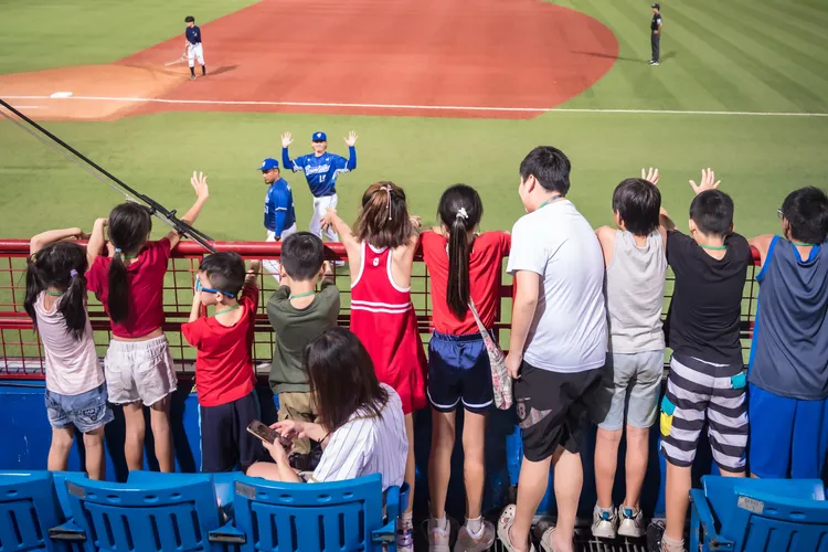 樂事邀請台北家扶中心的小朋友們一同參觀球場與周邊設施，近距離觀賞賽事。業者提供