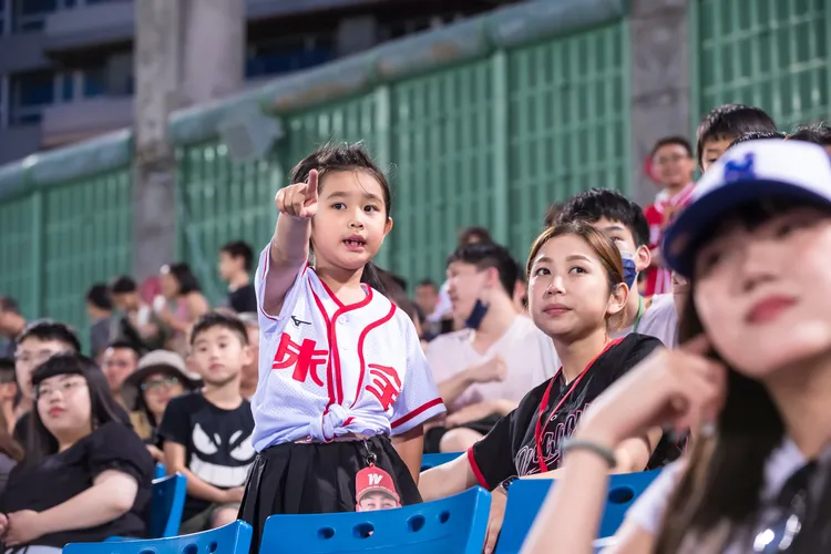 近期幸運抽中一年份樂事洋芋片的劉姓小小球迷，展現非凡愛心。業者提供