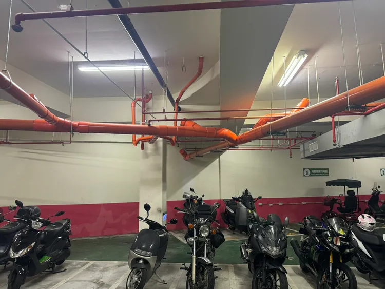 中和民德立體停車場內部污水經改管後，匯流至公共污水下水道。水利局提供