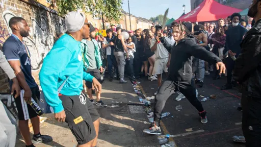 英諾丁罕丘嘉年華首日驚傳砍人　母親護小孩重傷命危