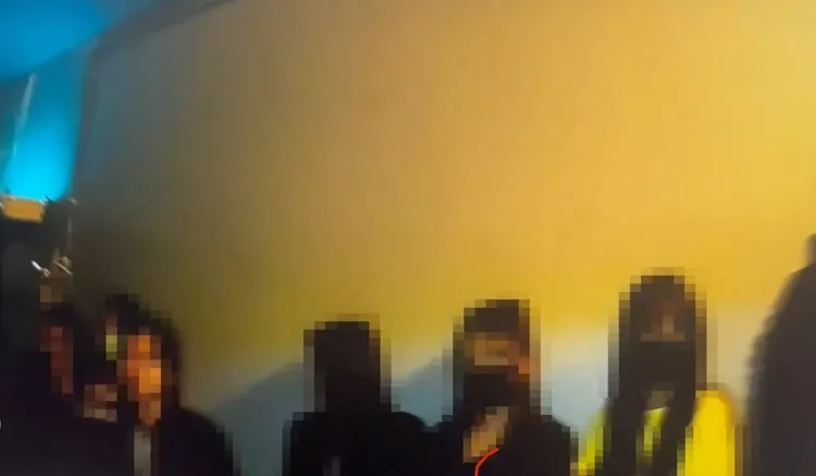 20位越南籍陪酒女準備從防火聯絡道逃離酒店，被警方發現逮個正著。翻攝畫面