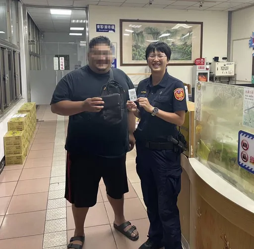 拾獲沒有證件的皮夾 大園警憑「這張紙」找到失主