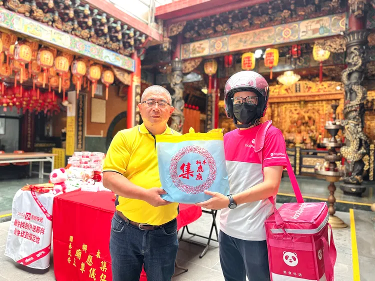 可透過pandago即時快遞讓信眾祭祀後能輕鬆取回供品。foodpanda提供