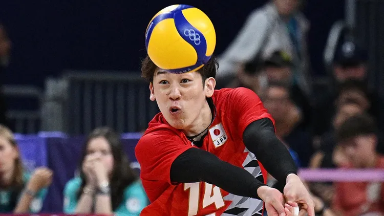 日本雖在八強賽惜敗義大利，但留下許多精彩畫面，圖為日本王牌主攻手石川祐希奮力接球的畫面。路透社