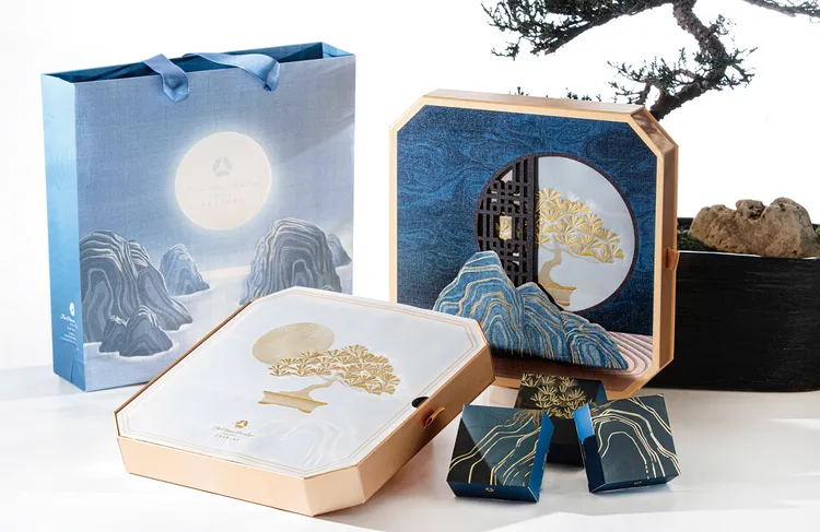 大倉久和推出「秋月華彩」九入廣式月餅禮盒，包含蓮蓉蛋黃、金沙奶皇、養生雜糧等口味，售價1400元。業者提供