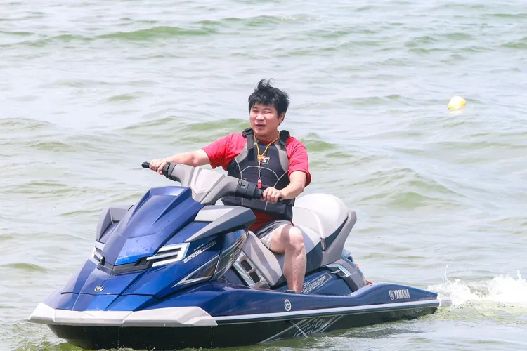 胡瓜騎水上摩托車。民視提供