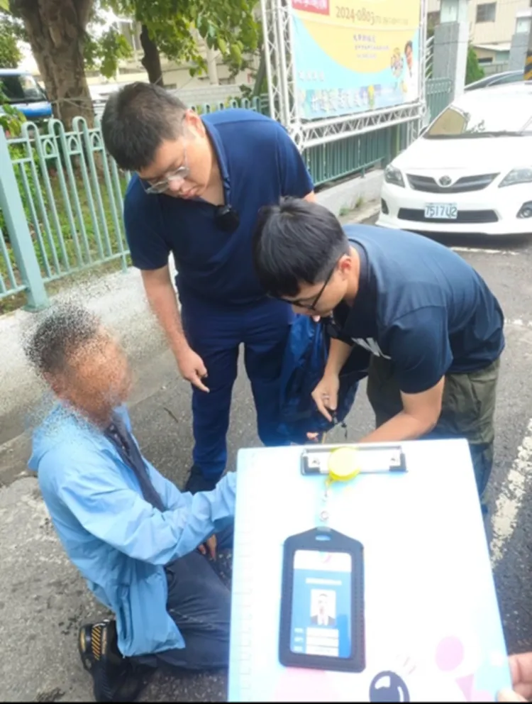 王男身上還有假識別證。民眾提供