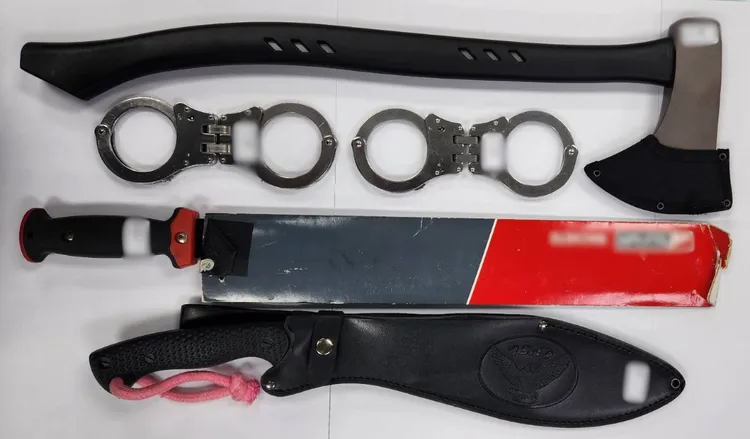 嫌犯攜帶刀斧犯罪工具。翻攝畫面