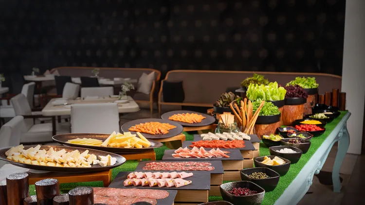 文華Café「平日午間饗．吃．吧」活力健康沙拉吧特別選用於室內生產的高品質水耕蔬菜與一系列精選開胃的冷肉盤，讓賓客享受豐富多元的異國美味。業者提供