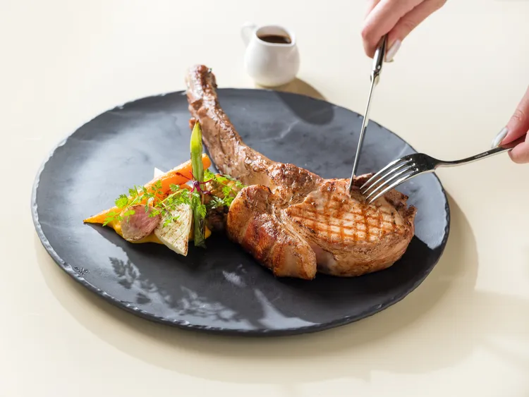 文華Café「平日午間饗．吃．吧」推出全新季節主餐：「爐烤伊比利戰斧豬排佐無花果醬」為肉食愛好者首選。選用10-12盎司的伊比利戰斧豬排搭配爐無花果醬，香甜不膩口，令人有著大大的滿足感。業者提供