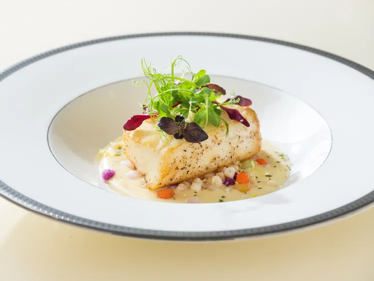 文華Café「平日午間饗．吃．吧」推出全新季節主餐：「嫩煎法國犬牙魚佐柚子香檳奶油醬」。以肉質鮮嫩，口感細膩的法國犬牙魚搭配主廚特調，為炎熱的夏季注入了一絲清爽感。業者提供