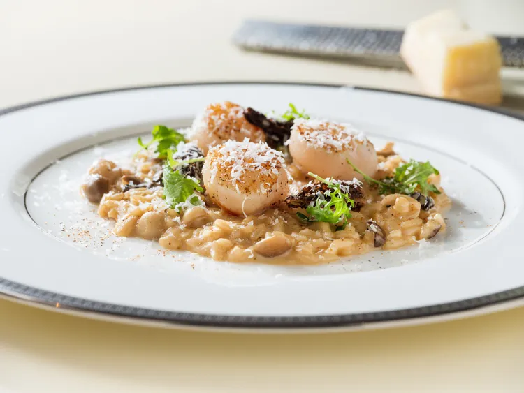 文華Café「平日午間饗．吃．吧」推出全新季節主餐：義式「北海道干貝牛肝菌燉飯」濃郁的菌香、奶香與海鮮的鮮甜交織在一起，每一口都如絲般柔滑，以及干貝帶來的海味，令人沉醉其中。業者提供