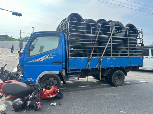衰遇闖紅燈貨車!2女騎士「挨撞」瞬間曝光 手、腳骨折慘送醫