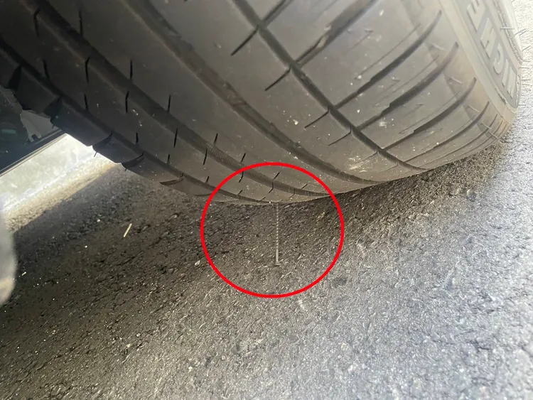 宋姓車主的特斯拉輪胎被鐵釘刺破。翻攝臉書「我是太平人」