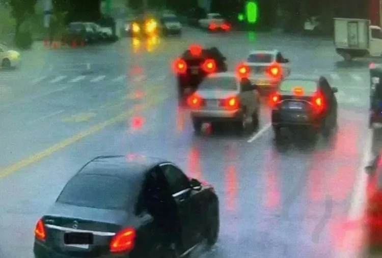 警方調閱監視器畫面，查到事發後有車輛掉了車門還行駛在路上。翻攝照片