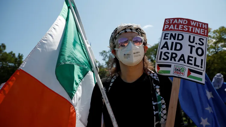示威人士舉著「結束對以色列美援」的牌子。路透社