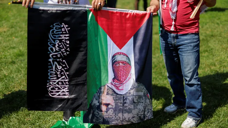 更有極端示威人士秀出哈瑪斯發言人阿布（Abu Obaida）圖像的旗子。路透社
