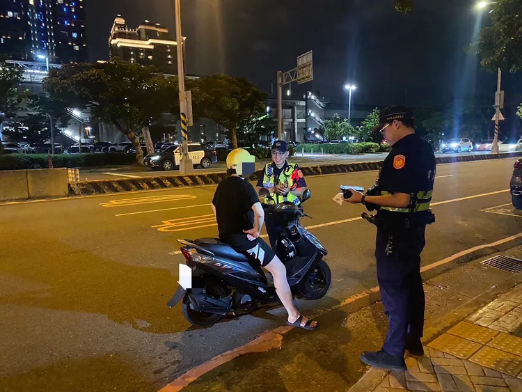 警方攔查及宣導禮讓行人。竹北警分局提供