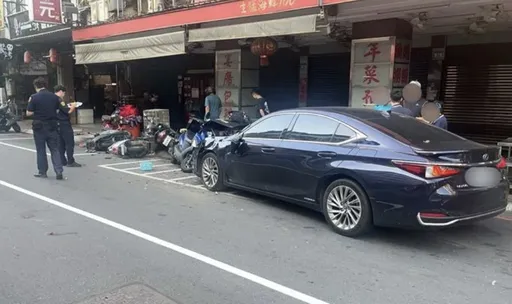 凌志連撞7車街頭一團亂！　74歲女騎士慘噴飛！頭部重創不治
