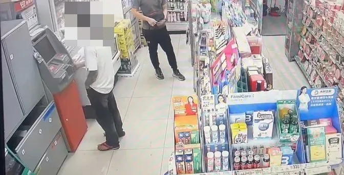 警方到超商調閱監視器畫面，原本要偵辦其他案件，意外發現馮姓外籍男子行為鬼祟。民眾提供