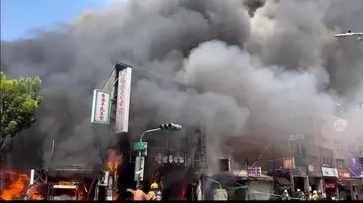 濃煙沖天！高雄三民區鐵皮建築火警　波及2建築8攤販