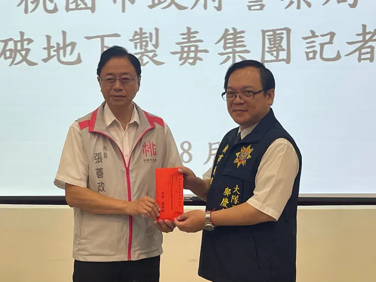 張善政頒發破案獎金。張沛森攝