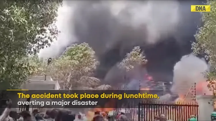 Escientia製藥工廠爆炸後濃煙、火光不斷。翻攝自DNA India News