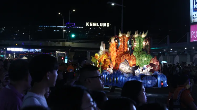 基隆鷄籠中元祭今天登場，各姓氏宗親會呈現絢麗多彩的花車以及豐富的文化表演。葉先鵬攝